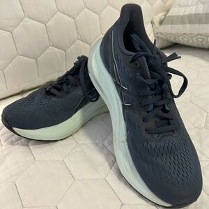 Ladies ASICS GT 2000 12 Size 7.5M